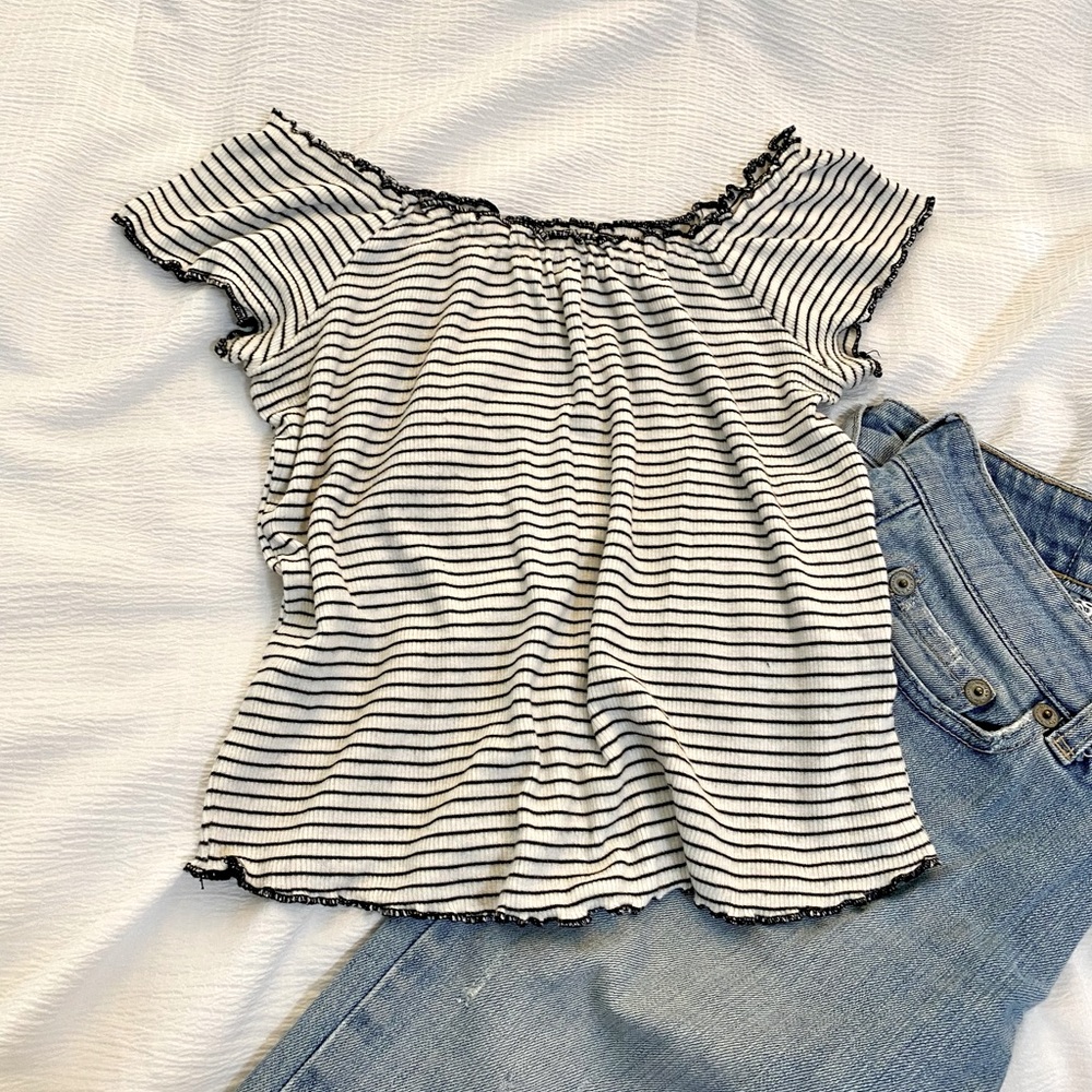 🔥 2 for $5🔥GARAGE Woman’s Off Shoulder Crop Top Size: M